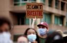 Un manifestante con la frase "No puedo respirar", marcha hacia la Casa Blanca.