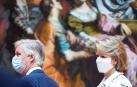 Los Reyes de Bélgica, Matilde y Felipe con mascarillas protectoras durante su visita al Museo Real de Bellas Artes de Bélgica.