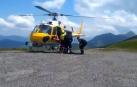 Los servicios de emergencia suben al herido al helicóptero.
