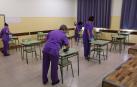 El equipo de limpieza del Instituto Plaza de la Cruz de Pamplona se afana en la desinfección de los espacios que van a abrirse a los alumnos. En las aulas se han distanciado las mesas reduciendo el aforo a 15 estudiantes y cada pupitre se higienizará después de cada uso.