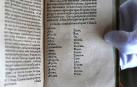 Varias de las palabras traducidas del latín al euskera en la publicación de 1610. Encima, el Padre Nuestro en euskera de Leizarraga.