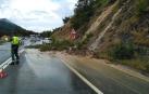 Guardia Civil regula el tráfico en el lugar del desprendimiento.