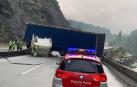 Herido leve el conductor de un camión tras salirse de la vía y volcar en Irurtzun