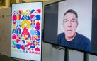 El diseñador navarro Alfredo León Mañú asiste por videollamada a la presentación de su obra "Pilares geométricos".