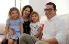 Ricardo Madureira con su mujer, Michelle Decampos, y sus dos hijas, Afrika y Olivia, de 6 y 3 años, en su casa de Mutilva.