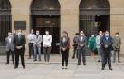 Un minuto de silencio por las víctimas del coronavirus. El Gobierno y el Parlamento navarro, la Delegación del Ejecutivo central y personal de la administración de Justicia guardaron este viernes un minuto de silencio en recuerdo a las víctimas del coronavirus, en el último de los diez días de luto decretados. En la concentración frente al Palacio de Navarra estuvieron los presidentes del Gobierno y la Cámara, María Chivite y Unai Hualde, y representantes de los grupos parlamentarios.