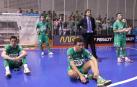 Los jugadores del MRA Navarra Uge, Rafa Usín, Imanol Arregui (técnico), Cuco y Robert, abatidos, tras caer el 6 de junio del 2010.