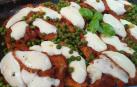 Imagen de la bandeja de lomos milanesa con mozzarella, guisantes y albahaca