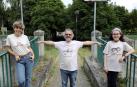 La pamplonesa Garazi Valluerca Albéniz y el madrileño afincado en Navarra, Nicolás Alba Rico, con su hija Irene, y camisetas diseñadas.