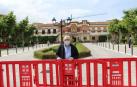 Luis Ruiz, este miércoles a mediodía, en las vallas que cierran los accesos a la Casa de Misericordia de Pamplona. Los residentes pasean en el patio en dos turnos, y mañana y tarde.