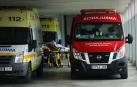 Una paciente, entre dos ambulancias, en el exterior del CHN.