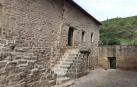 La vivienda restaurada más próxima a la entrada de la ermita acoge en su planta baja la sala multiusos.