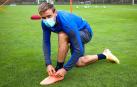 Nacho Monreal se ajusta las botas antes de comenzar un entrenamiento en Zubieta.