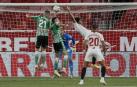 El defensa francés del Sevilla, Jules Koundé (2d), intenta rematar un balón ante el defensa del Betis, Marc Bartra (2i), durante el encuentro correspondiente a la jornada 28 de primera división