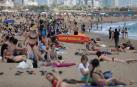 Saturación de bañistas en el primer fin de semana que está permitido el baño en las playas de Barcelona