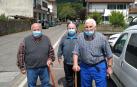 De izquierda a derecha, Jose Miguel Vergara, Benjamín Altxu y Bernardo Etxeberria, este lunes en  Elizondo.