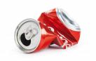 Expertos explican por qué no debemos aplastar las latas tras su uso