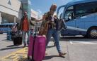 Una pareja de turistas alemanes a su llegada este lunes al aeropuerto de Palma.