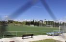 Se va a cambiar la hierba artificial del campo de fútbol para que esté listo para septiembre.