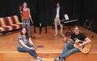 En primera fila, sentados, Yolanda Almeida, la autora de La sombra, y el escritor Per Gaztelu con su guitarra. De pie, Amaia Rodríguez con el violín y Javier Urtasun al piano. Previo a la lectura dramatizada, Gaztelu, Rodríguez y Urtasun interpretarán una melodía compuesta para esta obra.