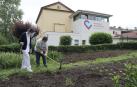 Una auxiliar y un residente del Centro Hospitalario Benito Menni, de Elizondo, en la huerta.
