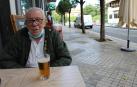 Luis Ruiz, en el bar Ary de la calle Abejeras, con su cerveza post confinamiento.