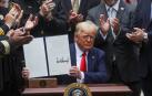 Donald Trump muestra el nuevo decreto para incentivar buenas prácticas de la Policía