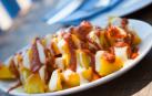 Fotografía de un plato de patatas bravas.