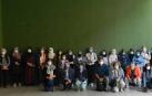 Las asistentes al acto de clausura de ayer, acompañadas por representantes municipales y voluntarias, se fotografiaron al final del acto desarrollado este año en Escolapios.