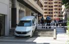 Un conductor se despista y acaba dejando atrapado su coche en unas escaleras