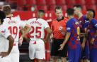 El arbitro del encuentro, González González (C) conversa con el delantero uruguayo del FC Barcelona, Luis Suárez (3d)