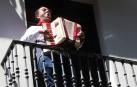 Diego Urmeneta canta una jota en la calle Estafeta