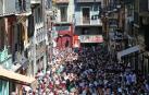 Alrededor de 1.200 personas han recorrido el trazado del encierro para criticar el desamparo en el que se ve sumido el sector.