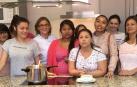Isabel González Purroy, directora de la entidad, con usuarias del taller de cocina, en una fotografía de 2017.