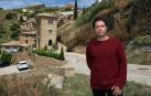 Borja Piñeiro, este jueves en Gallipienzo. Detrás, el hotel Heredad Beragu, en el que trabaja.