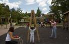 Al parque infantil de la Media Luna acuden cada día decenas de niños de la zona.