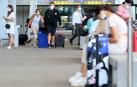 Llegada de turistas al aeropuerto de Málaga.