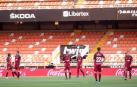 Los jugadores de Osasuna, cabizbajos, se lamentan en Mestalla después de uno de los goles encajados.