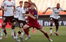 Marc Cardona no tuvo mucho protagonismo en Mestalla. En la foto, pugna por la posición con el lateral Florenzi.