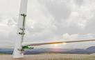 Montaje del sistema de Koalalifter para elevar una pala sobre la torre del aerogenerador.