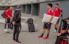 El segundo entrenador de Osasuna Magna, Miguel Hernández, habla con Rafa Usín, Araça y Juninho antes de emprender este lunes el viaje a Málaga.