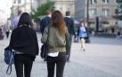 Imagen de dos chicas jóvenes caminando por la calle
