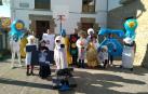 ÚLTIMO CARNAVAL ESCOLAR EN 2020. En la foto posan los 4 alumnos de Sada de este curso, los 2 que salieron el curso pasado al instituto, padres y madres, y profesorado. La temática del disfraz fue 'Inventos y descubrimientos'.