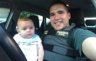El agente Christian Ríos, junto a Izan, el bebé que salvó.