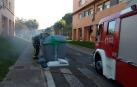 Apagan un incendio en un contenedor provocado por los restos de una barbacoa