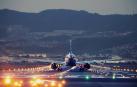 Imagen de un avión aterrizando en la pista