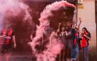 Varios aficionados del Baskonia celebran en Vitoria el título sin mascarillas