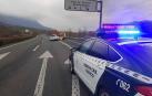 Un coche de la Guardia Civil de Navarra atiende un accidente
