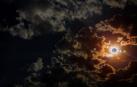 Imagen de la Luna entre las nubes
