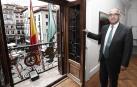 Enrique Maya, alcalde de Pamplona, en el balcón del Ayuntamiento donde se tira el chupinazo.